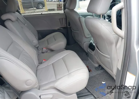 2015 Toyota Sienna Xle 8 Passenger z USA, uszkodzony, nr VIN 5TDYK3DC9FS670655